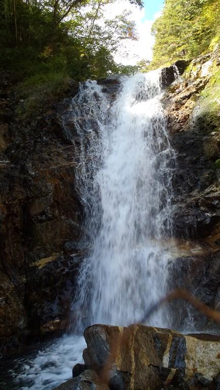 中盤は１０m位の滝が多く掛かっていました。